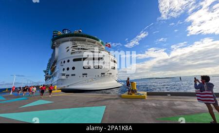 Bahamas - 7 dicembre 2021: L'indipendenza della nave da crociera del mare a Coco Cay che è Royal Caribbean Cruise Lines RCL isola privata in Baha Foto Stock