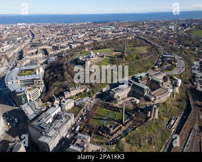 Veduta aerea di Calton Hill a Edimburgo dal drone, Scozia, Regno Unito Foto Stock