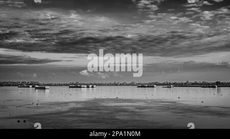 Piccole navi da carico ormeggiate sul fiume Mekong a valle di Phnom Penh, Cambogia. Foto Stock