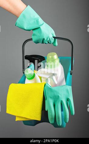 Kit di pulizia nel cestello. Detergenti panni per mani, detergenti, bottiglie. Foto Stock