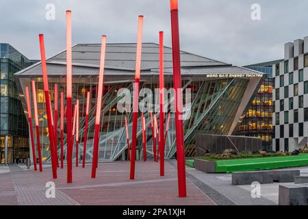 Installazione di arte moderna di fronte al Bord Gais Energy Theatre (originariamente il Grand Canal Theatre) nei Docklands, Dublino, Irlanda Foto Stock