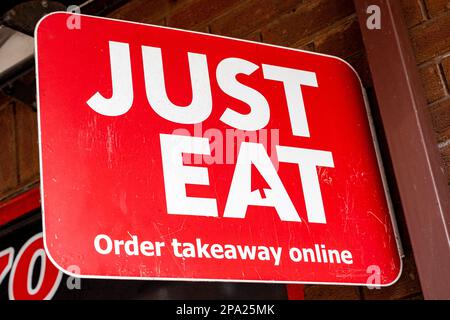 Basta mangiare, ordinare online takeaway segno sul muro esterno Regno Unito Foto Stock