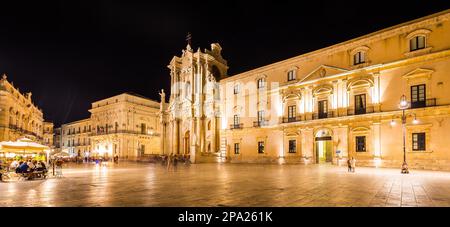 Viaggio Fotografia da Siracusa, Italia sull'isola di Sicilia. Cathedral Plaza. Grande piazza aperta con vita notturna estiva Foto Stock