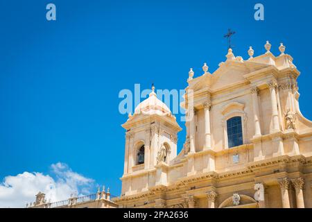 La più importante cattedrale barocca della Sicilia, San Nicolo, patrimonio dell'umanità dell'UNESCO, giorno di sole Foto Stock