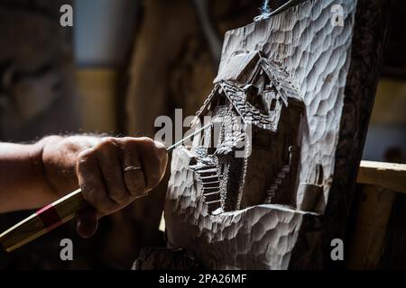 Dettaglio del Caucaso in persone di mezza età sculteur lavorando su legno, luce naturale Foto Stock