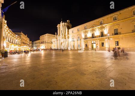 Viaggio Fotografia da Siracusa, Italia sull'isola di Sicilia. Cathedral Plaza. Grande piazza aperta con vita notturna estiva Foto Stock