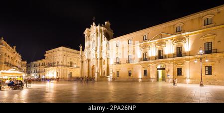 Viaggio Fotografia da Siracusa, Italia sull'isola di Sicilia. Cathedral Plaza. Grande piazza aperta con vita notturna estiva Foto Stock