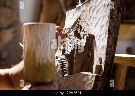 Dettaglio del Caucaso in persone di mezza età sculteur lavorando su legno, luce naturale Foto Stock