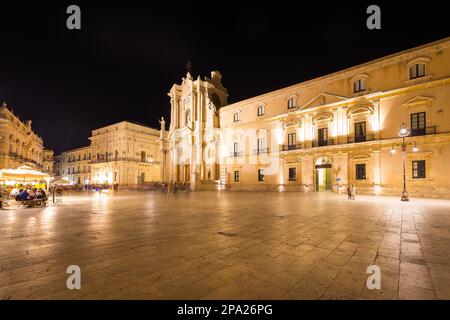 Viaggio Fotografia da Siracusa, Italia sull'isola di Sicilia. Cathedral Plaza. Grande piazza aperta con vita notturna estiva Foto Stock