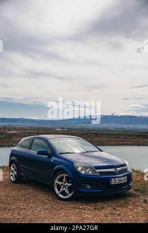 Sofia, Bulgaria - circa il 2022 maggio - Opel Astra blu di fronte all'ex miniera di Kremikovtsi. Foto Stock