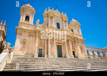 La più importante cattedrale barocca della Sicilia, San Nicolo, patrimonio dell'umanità dell'UNESCO, giorno di sole Foto Stock