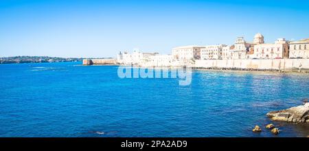 SIRACUSA, ITALIA - 18 MAGGIO 2018: Vista sulla zona di Ortigia, centro di Siracusa, Sicilia, all'inizio della stagione estiva Foto Stock