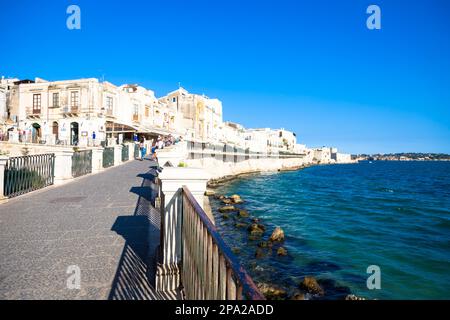 SIRACUSA, ITALIA - 18 MAGGIO 2018: Vista sulla zona di Ortigia, centro di Siracusa, Sicilia, all'inizio della stagione estiva Foto Stock