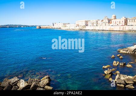 SIRACUSA, ITALIA - 18 MAGGIO 2018: Vista sulla zona di Ortigia, centro di Siracusa, Sicilia, all'inizio della stagione estiva Foto Stock