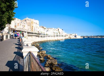 SIRACUSA, ITALIA - 18 MAGGIO 2018: Vista sulla zona di Ortigia, centro di Siracusa, Sicilia, all'inizio della stagione estiva Foto Stock