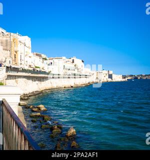 SIRACUSA, ITALIA - 18 MAGGIO 2018: Vista sulla zona di Ortigia, centro di Siracusa, Sicilia, all'inizio della stagione estiva Foto Stock