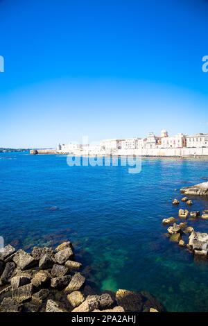 SIRACUSA, ITALIA - 18 MAGGIO 2018: Vista sulla zona di Ortigia, centro di Siracusa, Sicilia, all'inizio della stagione estiva Foto Stock