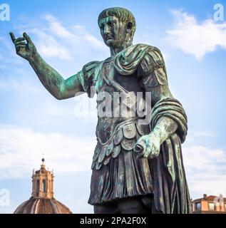 ITALIA, ROMA - CIRCA 2020 AGOSTO: Statua di Cesare Imperatore, in bronzo. Luce naturale all'alba. Antico modello di ruolo della Leadeship e dell'autorità Foto Stock