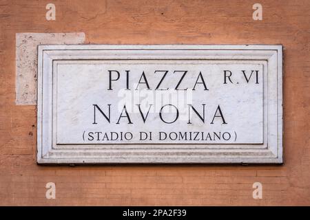 Indicazione del nome della via di Piazza Navona (Piazza Navonas) a Roma, Italia Foto Stock