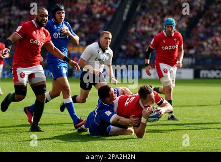 Liam Williams del Galles segna al suo fianco la seconda prova del gioco durante la partita Guinness Six Nations allo Stadio Olimpico di Roma. Data immagine: Sabato 11 marzo 2023. Foto Stock