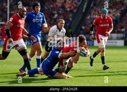 Liam Williams del Galles segna al suo fianco la seconda prova del gioco durante la partita Guinness Six Nations allo Stadio Olimpico di Roma. Data immagine: Sabato 11 marzo 2023. Foto Stock