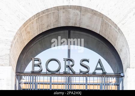 Milano, Italia - Circa Marzo 2022: Palazzina Borsa di Milano, core finanza e business italiano Foto Stock