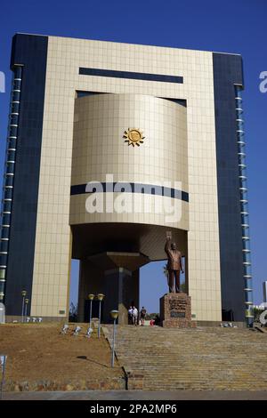 Monumento a Sam Nujoma, di fronte all'Independence Memorial Museum, Windhoek, Windhoek, Independence Museum, Namibia Foto Stock