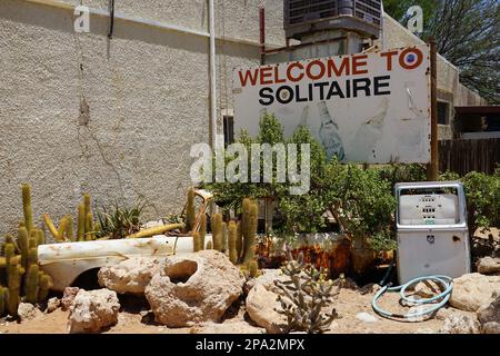 Vecchia macchina, vecchia pompa di benzina, Solitaire, svincolo delle strade principali C14 e C24, Areb, Namibia Foto Stock