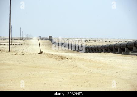 Strade, linee elettriche e condutture idriche vicino a Swakopmund, deserto della Namibia, Republique, Namib, Namibia Foto Stock