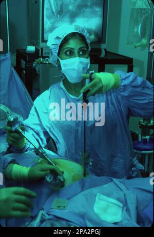 Chirurgo femminile esegue chirurgia laparoscopica della colecisti in un ospedale di New York City. Foto Stock