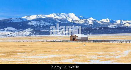 panorama di un fienile e campi di fattoria sotto il monte haggin in inverno vicino ad anaconda, montana Foto Stock