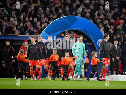 Il team FCB del Bayern Monaco con il portiere Yann Sommer, Thomas Mueller, Josua Kimmich, Leon Goretzka, passa attraverso Champions League Arch, CL Foto Stock