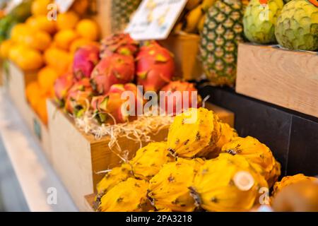 Negozio di frutta con vari prodotti di frutta tropicale esposti per la vendita, Mercado de San Miguel Madrid. Foto Stock