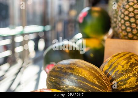 Meloni e cocomeri esposti in vendita in un negozio di frutta a Madrid, Mercado de San Miguel. Foto Stock