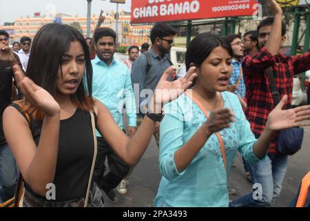 Non esclusiva: 10 marzo 2023, Kolkata, India: Gli attivisti della Federazione studentesca dell'India (SFI) si confrontano con la polizia durante un'assemblea statale per protestare contro ag Foto Stock