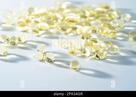 Vitamina D, omega 3, omega 6, olio di pesce ripieno di olio alimentare, vitamina A, vitamina e, olio di semi di lino. Foto Stock