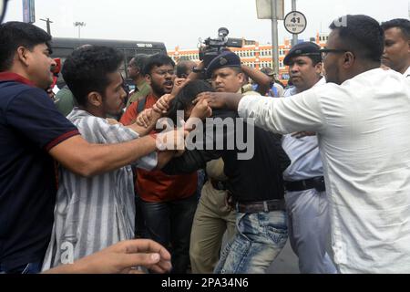 Non esclusiva: 10 marzo 2023, Kolkata, India: Gli attivisti della Federazione studentesca dell'India (SFI) si confrontano con la polizia durante un'assemblea statale per protestare contro ag Foto Stock