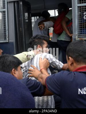 Non esclusiva: 10 marzo 2023, Kolkata, India: Gli attivisti della Federazione studentesca dell'India (SFI) si confrontano con la polizia durante un'assemblea statale per protestare contro ag Foto Stock