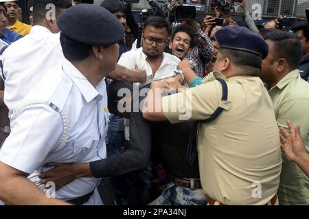 Non esclusiva: 10 marzo 2023, Kolkata, India: Gli attivisti della Federazione studentesca dell'India (SFI) si confrontano con la polizia durante un'assemblea statale per protestare contro ag Foto Stock