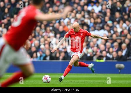 Jonjo Shelvey della Foresta di Nottingham si allinea una croce durante la partita della Premier League tra Tottenham Hotspur e Nottingham Forest presso il Tottenham Hotspur Stadium, Londra, sabato 11th marzo 2023. (Foto: Jon Hobley | NOTIZIE MI) Credit: NOTIZIE MI & Sport /Alamy Live News Foto Stock