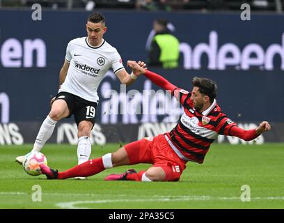 11 marzo 2023, Hesse, Francoforte sul meno: Calcio: Bundesliga, Eintracht Francoforte - VfB Stoccarda, giorno 24 al Deutsche Bank Park. Rafael Santos Borré (l) di Francoforte e Atakan Karazor di Stoccarda combattono per la palla. Foto: Arne Dedert/dpa - NOTA IMPORTANTE: In conformità ai requisiti della DFL Deutsche Fußball Liga e della DFB Deutscher Fußball-Bund, è vietato utilizzare o utilizzare fotografie scattate nello stadio e/o della partita sotto forma di sequenze di immagini e/o serie di foto simili a un video. Foto Stock