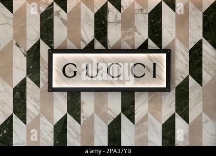 Il logo Gucci viene visualizzato all'esterno di un negozio. Foto Stock