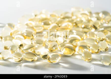 Vitamina D, omega 3, omega 6, olio di pesce ripieno di olio alimentare, vitamina A, vitamina e, olio di semi di lino. Foto Stock