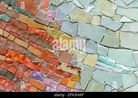 Particolare di un mosaico colorato con motivi astratti. Mosaico veneziano. Mosaico di piastrelle di sfondo e texture. Foto Stock
