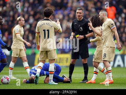 L'arbitro Andre Marriner mostra un cartellino giallo a Marc Cucurella di Chelsea durante la partita della Premier League al King Power Stadium di Leicester. Data immagine: Sabato 11 marzo 2023. Foto Stock