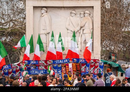 Roma, Italia. 11 marzo 2023. Sciarpe da giorno della partita vendute per la partita di rugby Italia/Galles Guinness 6 Nazioni allo stadio olimpico di Roma Credit: amer Ghazzal/Alamy Live News Foto Stock