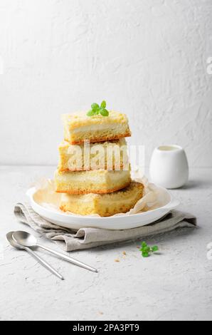 Crumble Cake con ripieno di formaggio cremoso, barrette fatte in casa alla vaniglia Foto Stock