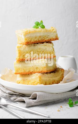 Crumble Cake con ripieno di formaggio cremoso, barrette fatte in casa alla vaniglia Foto Stock