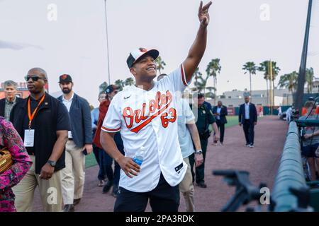 10 marzo 2023, Sarasota FL USA; il governatore del Maryland Wes Moore ha partecipato al gioco di oggi e alle onde per i tifosi durante una partita di allenamento primaverile MLB tra Foto Stock