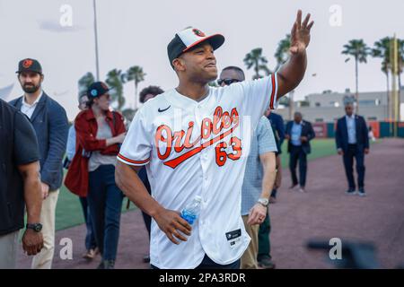 10 marzo 2023, Sarasota FL USA; il governatore del Maryland Wes Moore ha partecipato al gioco di oggi e alle onde per i tifosi durante una partita di allenamento primaverile MLB tra Foto Stock